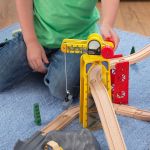 Дървен влак с релси: Град с магистрали и сгради, KidKraft - Image 6