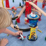 Дървен влак с релси: Град с магистрали и сгради, KidKraft - Image 7