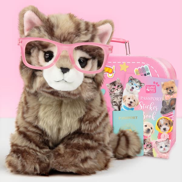 6215-plusheno-britansko-kote-s-kufarche-i-pasport-studio-pets Studio Pets Плюшено британско коте с куфарче и стикери, Пейдж