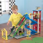 Дървен паркинг с писта и колички, KidKraft - Image 2