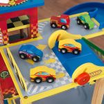 Дървен паркинг с писта и колички, KidKraft - Image 8