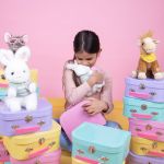 Studio Pets Куфарче с паспорт за плюшени играчки 16 см, розов - Image 5