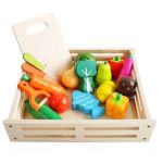 Дървена щайга със зеленчуци за рязане