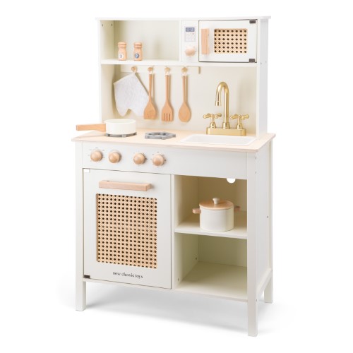 detska-dyrvena-kuhnya-s-ratan-new-classic-toys-11045-1 Детска дървена кухня, ратан New Classic Toys