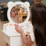 Детска дървена тоалетка с огледало и столче Viga Toys 1