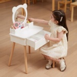 Детска дървена тоалетка с огледало и столче Viga Toys 2