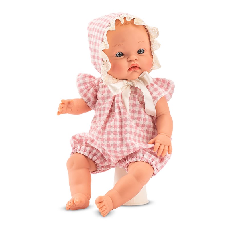 asi-dolls-kukla-bebe-aleks-s-rozov-toalet-36-sm-patrisiya-0522500 Asi Dolls кукла-бебе Алекс 36 см с розово-бял кариран гащеризон и подходяща шапка