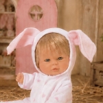 Мини кукла бебе Чикита 20 см от серията Asi Dolls Bomboncin с розова пижама на зайче и руса коса 1