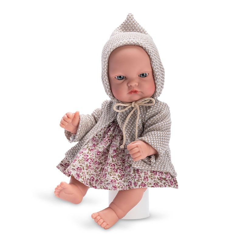 asi-dolls-kukla-bebe-gordi-s-floralna-roklya-i-zhiletka-0157570 Испанска кукла бебе Горди 28 см Asi Dolls с нежна флорална рокля и плетена жилетка с качулка