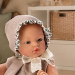 Реалистична испанска кукла бебе Коке 36 см от серията Nude Dots на Asi Dolls в бежов плетен тоалет на точки с пухкава шапка 3