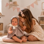 Реалистична испанска кукла бебе Коке 36 см от серията Nude Dots на Asi Dolls в бежов плетен тоалет на точки с пухкава шапка 5