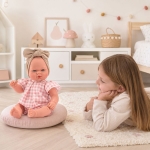 Asi Dolls кукла-бебе Оли 30 см от винил с меко текстилно тяло, розов кариран тоалет и бежова кърпа за глава 2